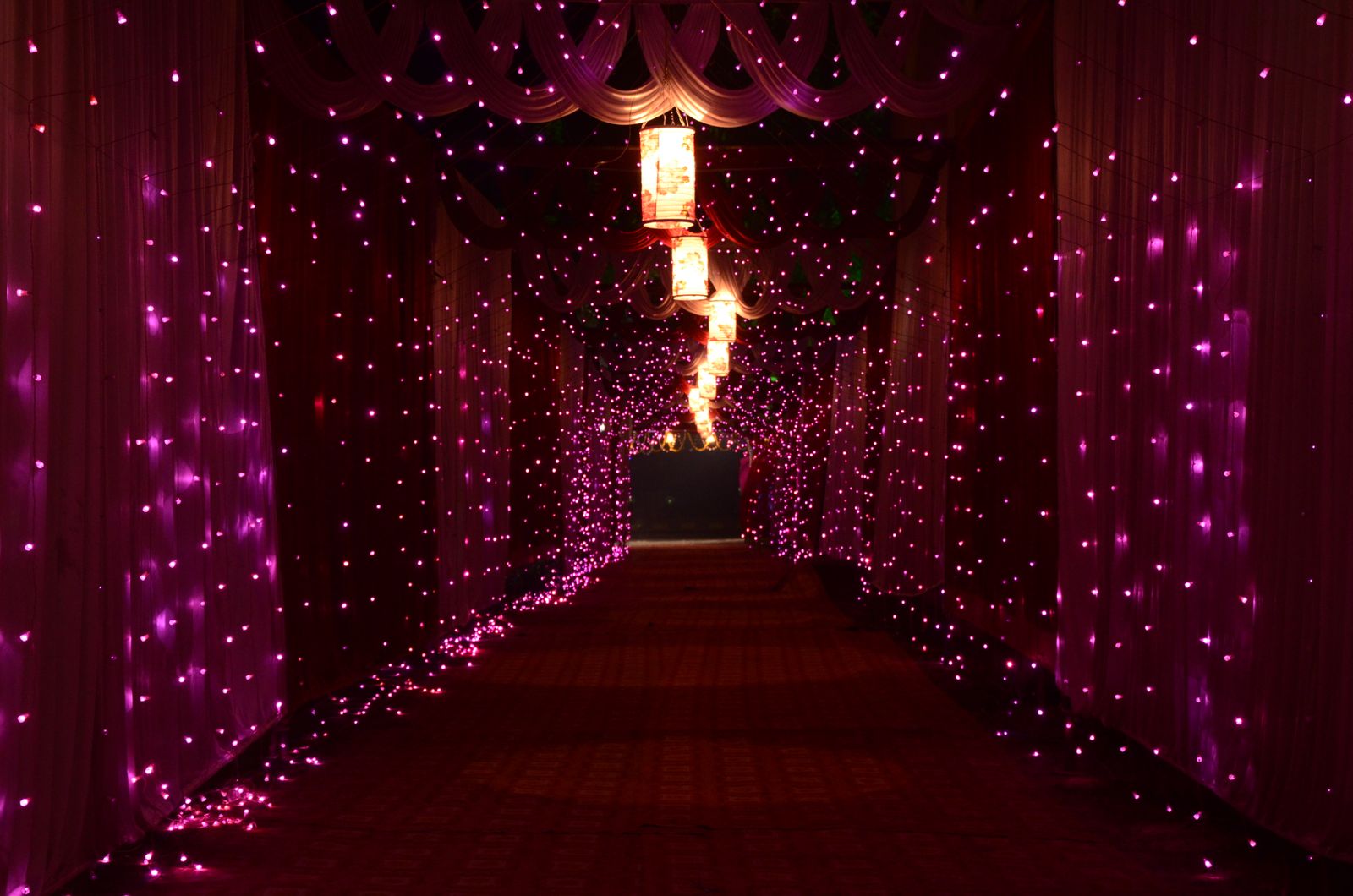Decoración e iluminación de un espacio para eventos