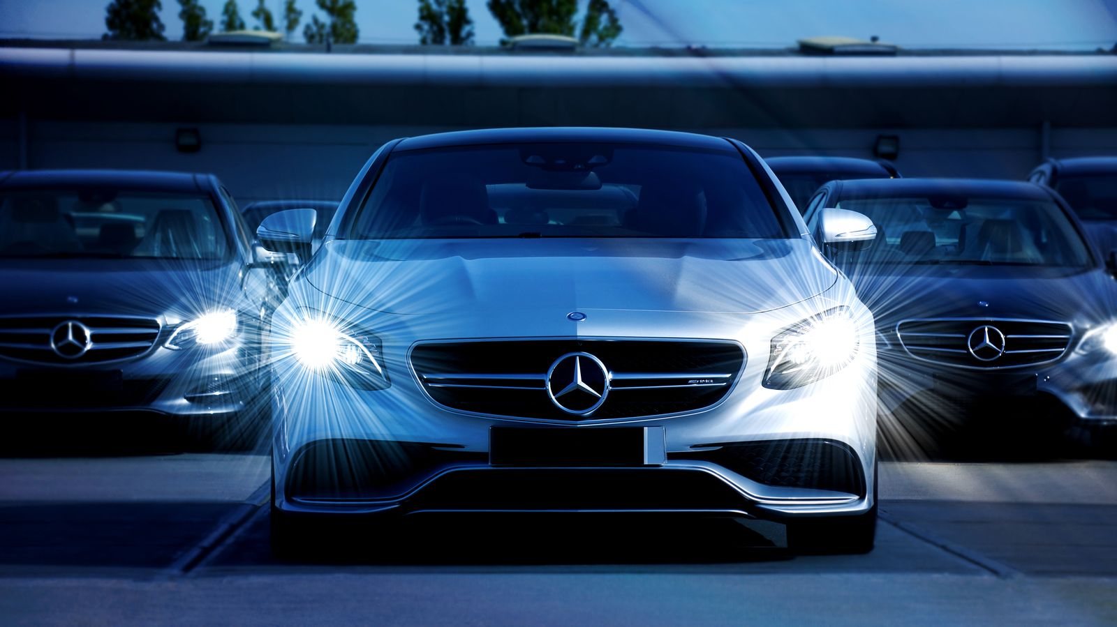 Frente de un automóvil iluminado