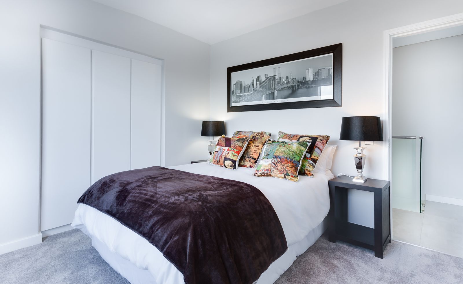 Dormitorio amueblado con cama y mesa de luz