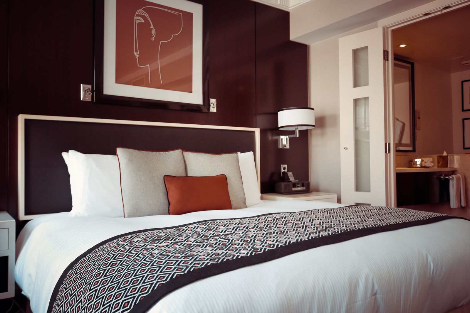 Cama y mobiliario de una habitación