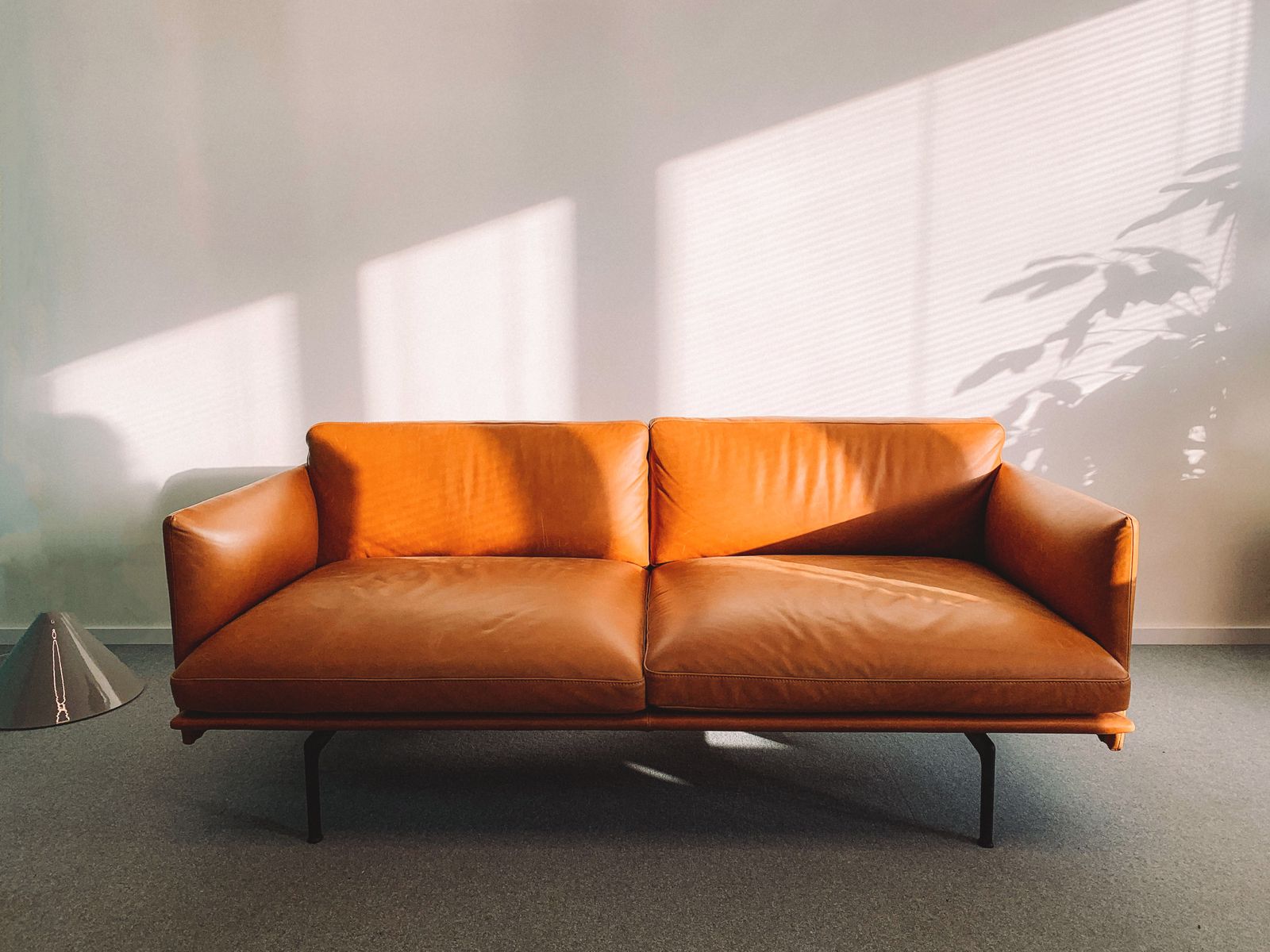 Sillón en una sala iluminada