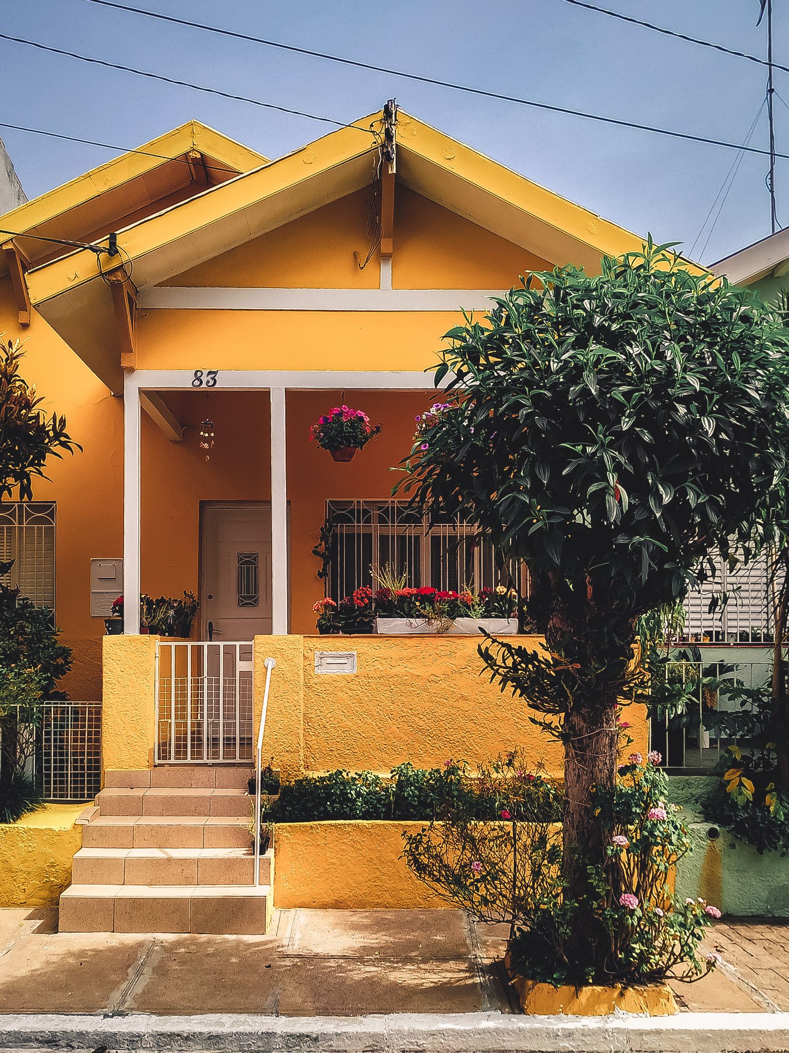 Fachada de una vivienda de color amarillo