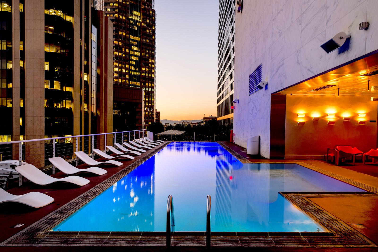 Piscina junto a un edificio de alojamiento