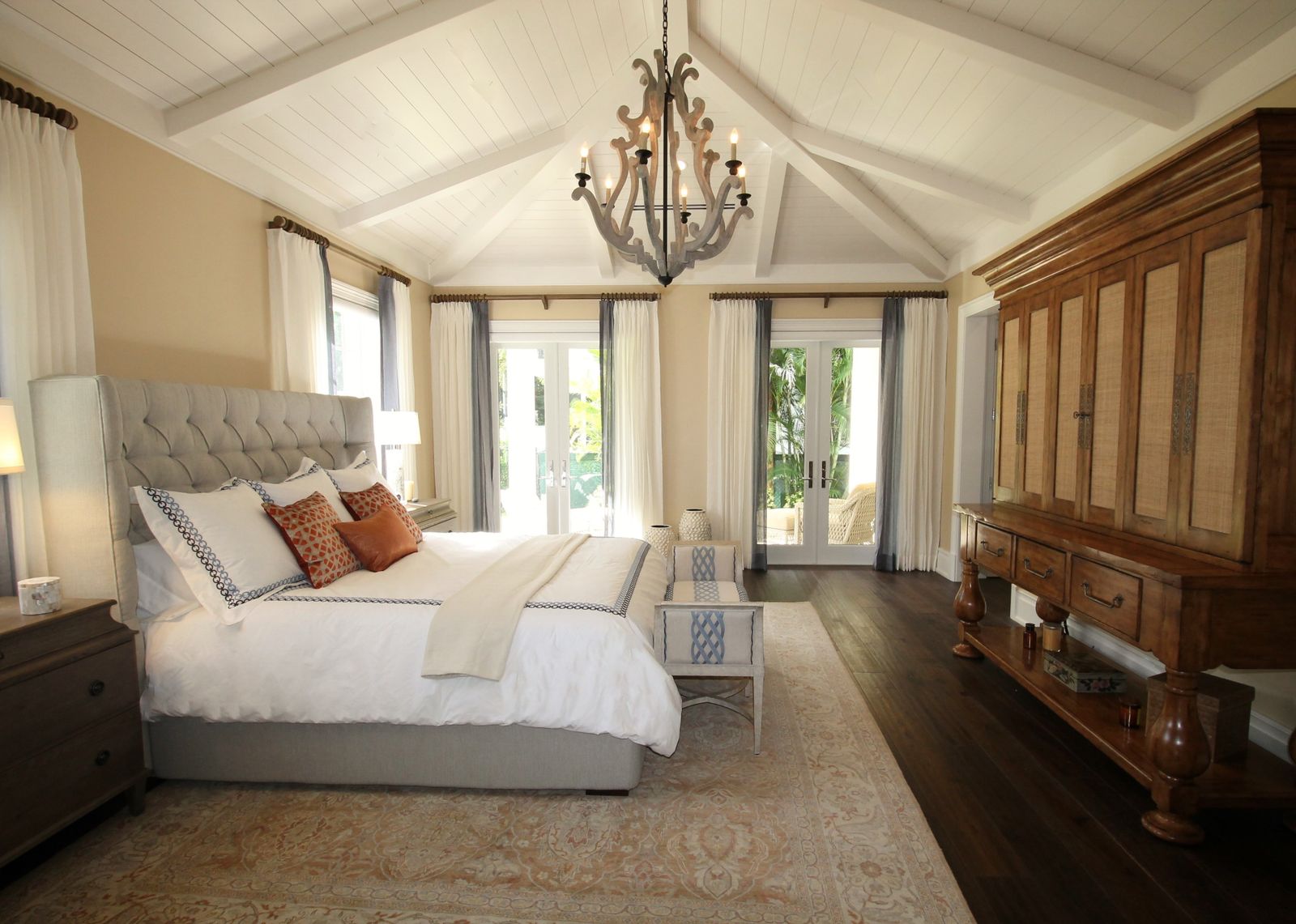 Habitación con ventanales y decoración clásica