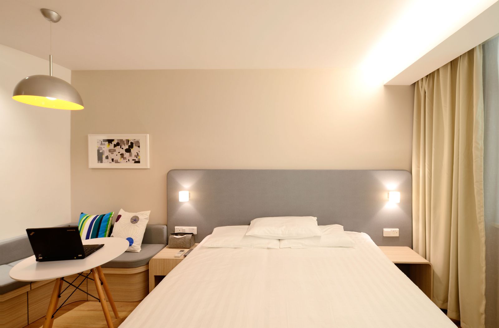 Habitación con escritorio y cama