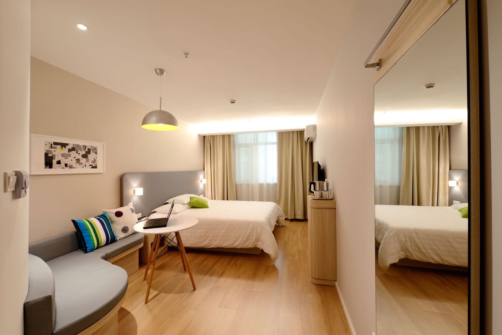 Habitación con cama y zona de estar