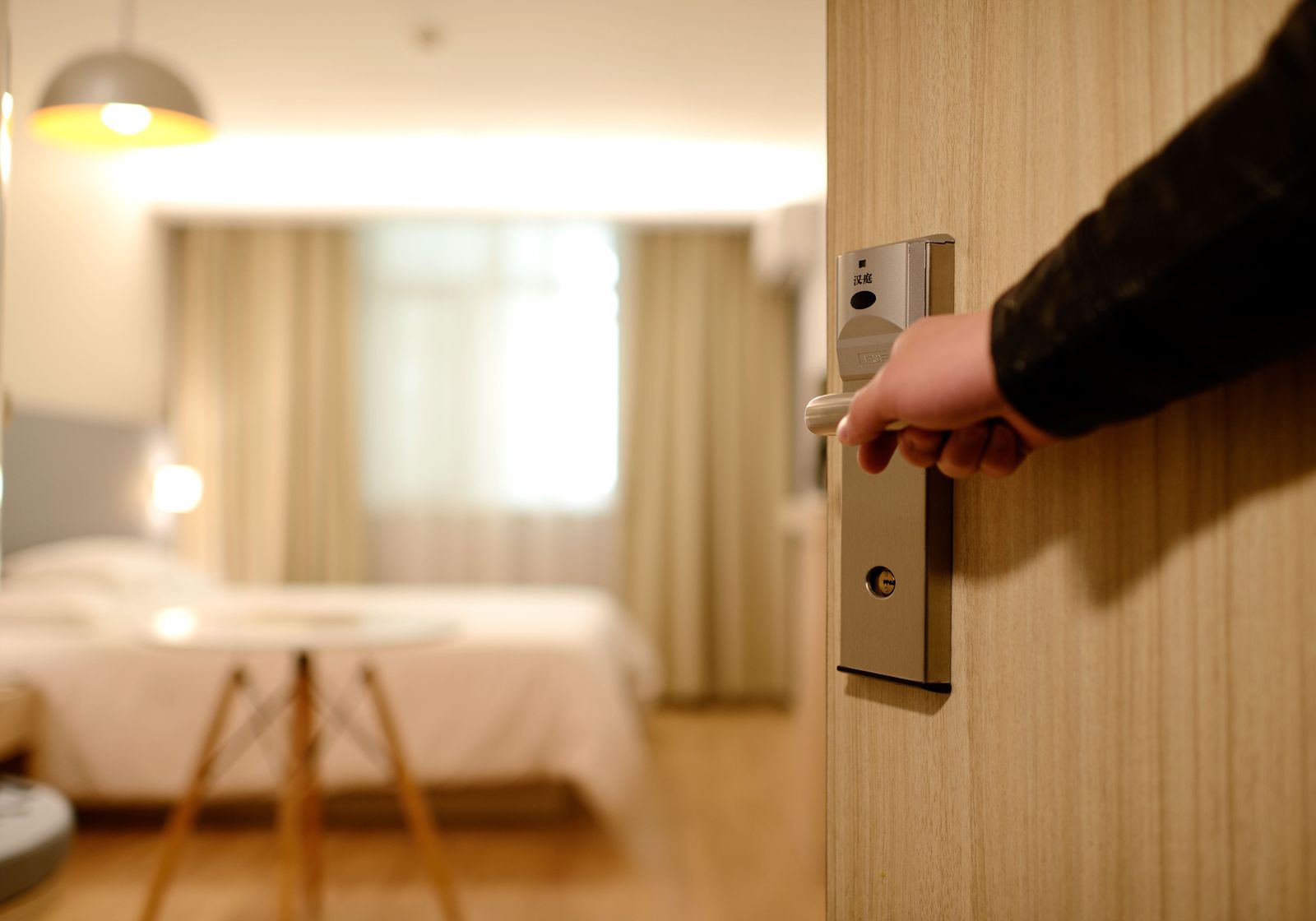 Acceso a una habitación de alojamiento