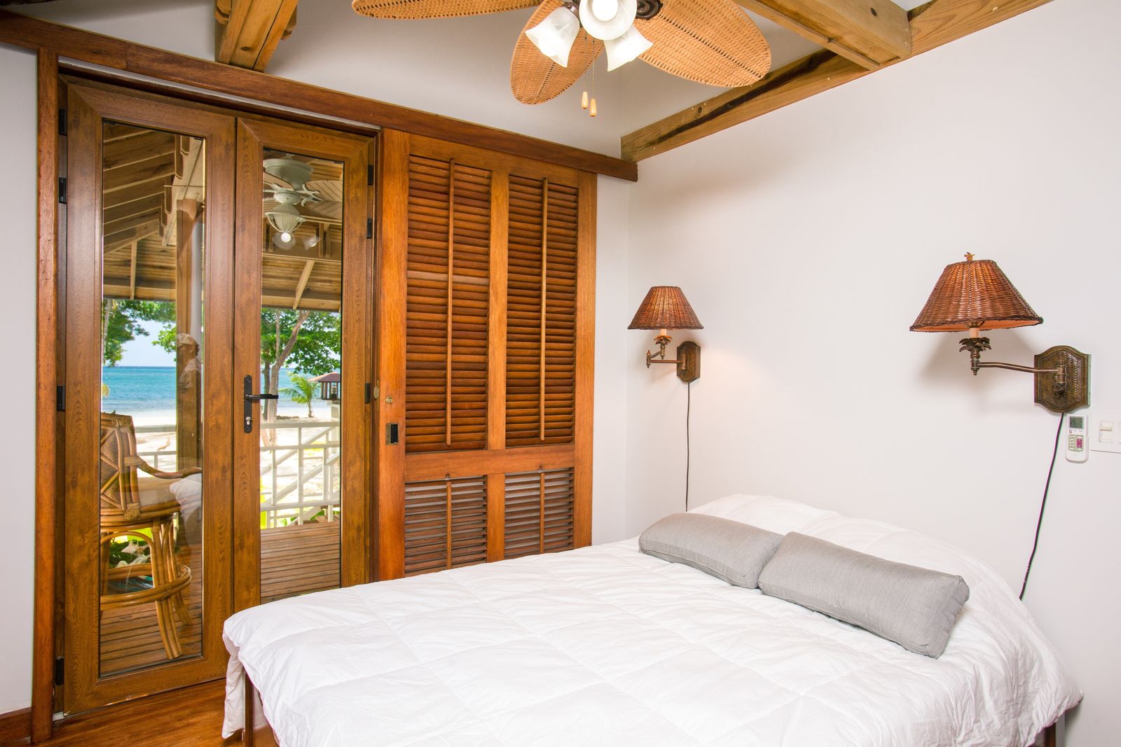 Habitación con mobiliario de madera