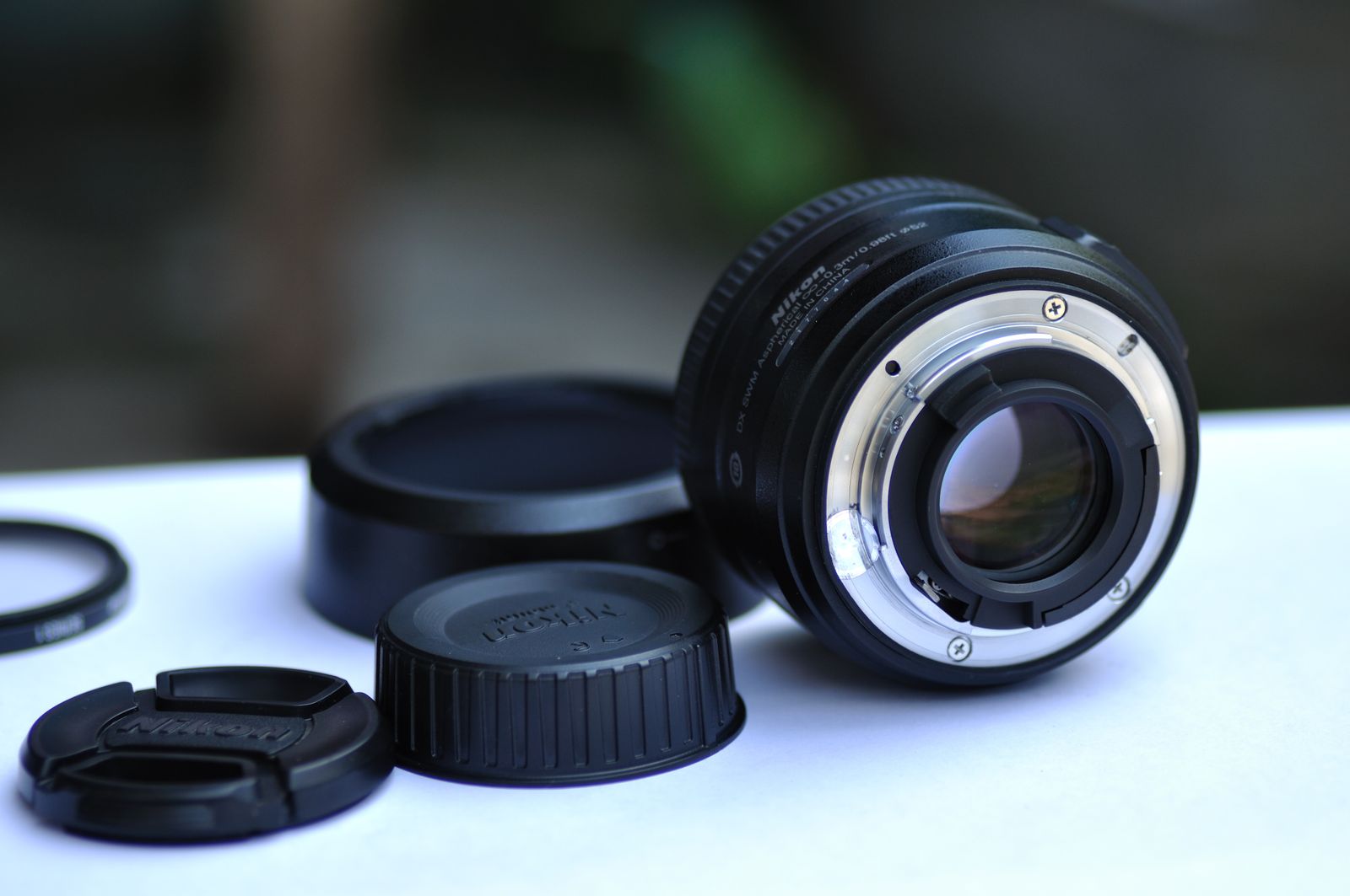 Objetivo fotográfico y accesorios sobre una mesa