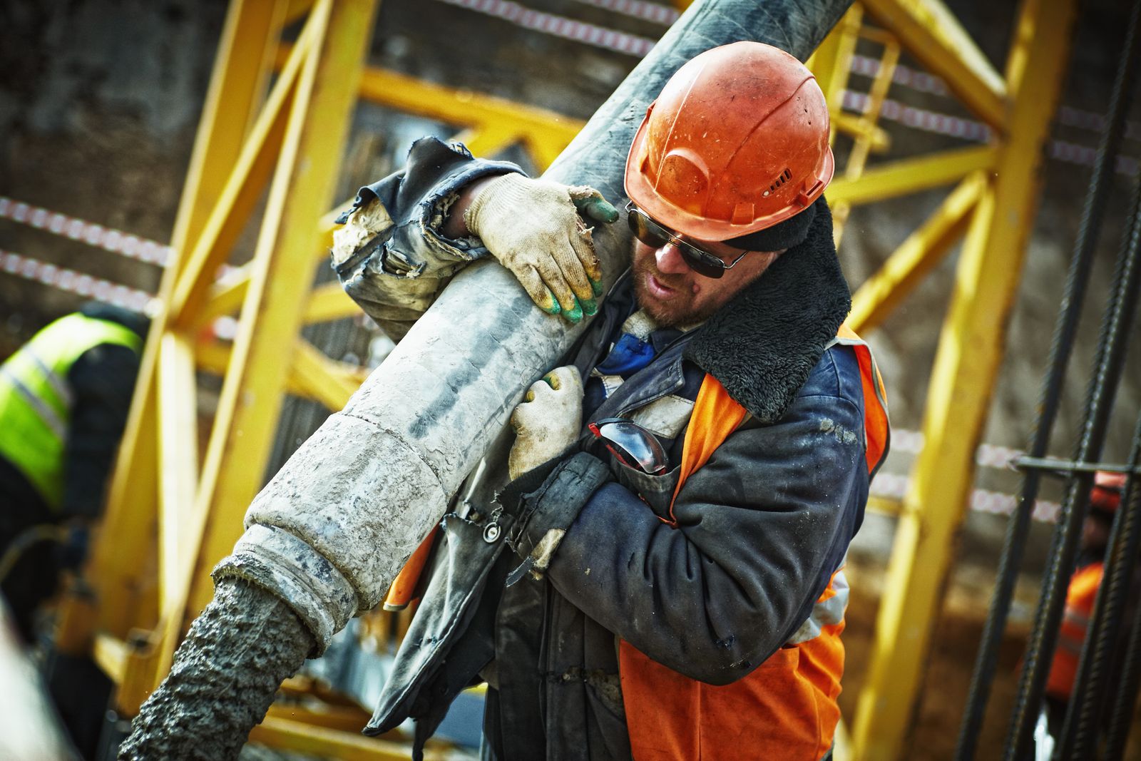 Trabajador manipulando material de construcción