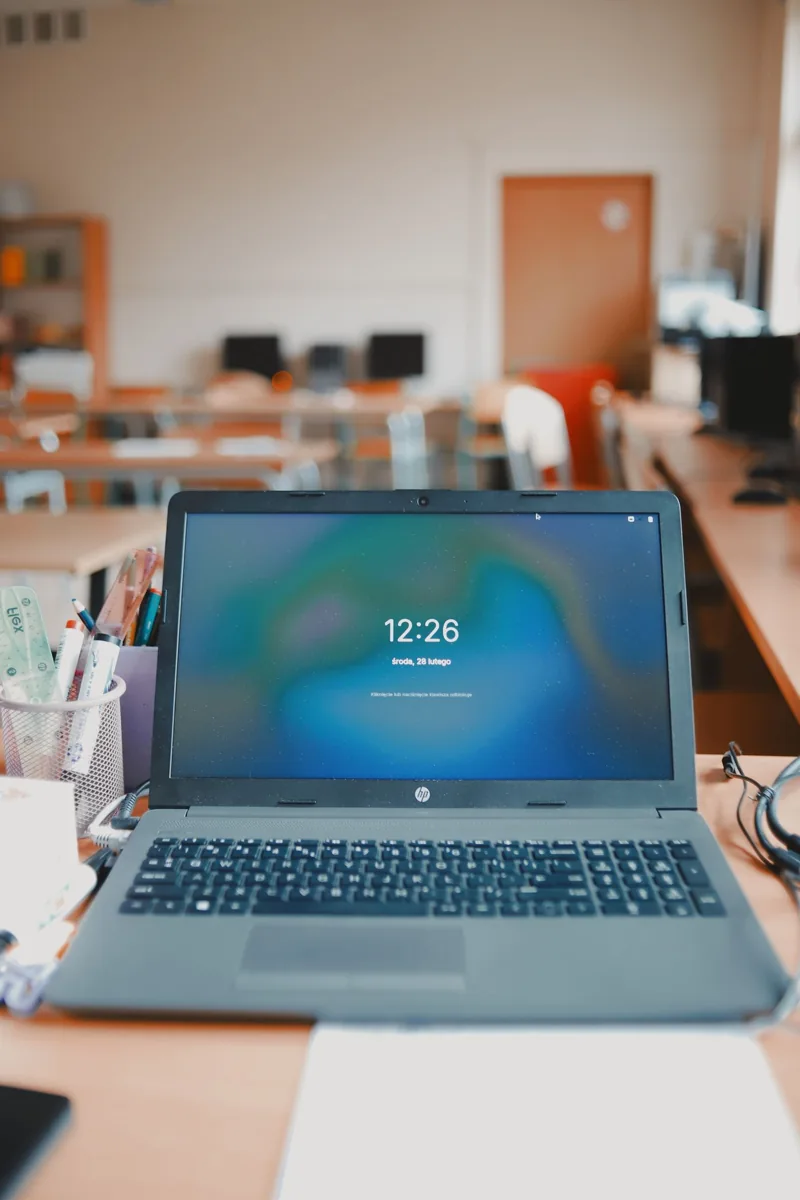 Computadora portátil sobre un escritorio de aula