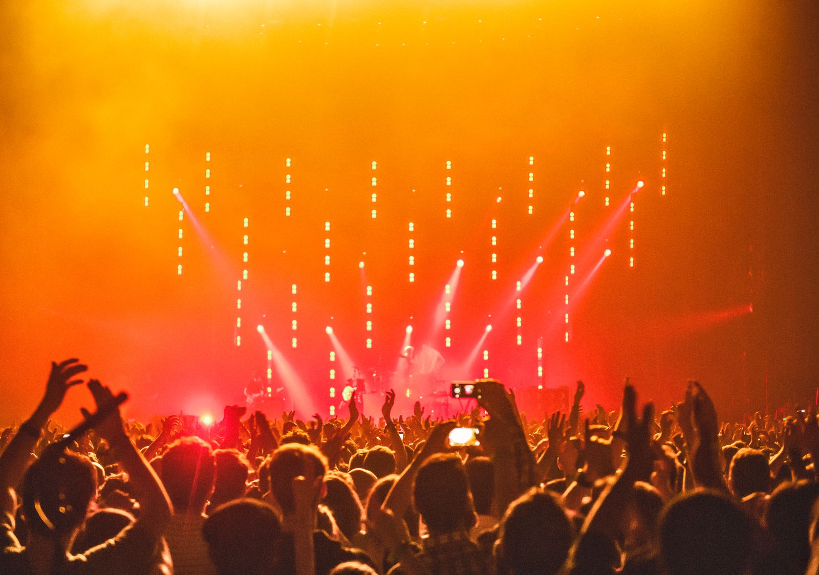 Iluminación y público de un concierto