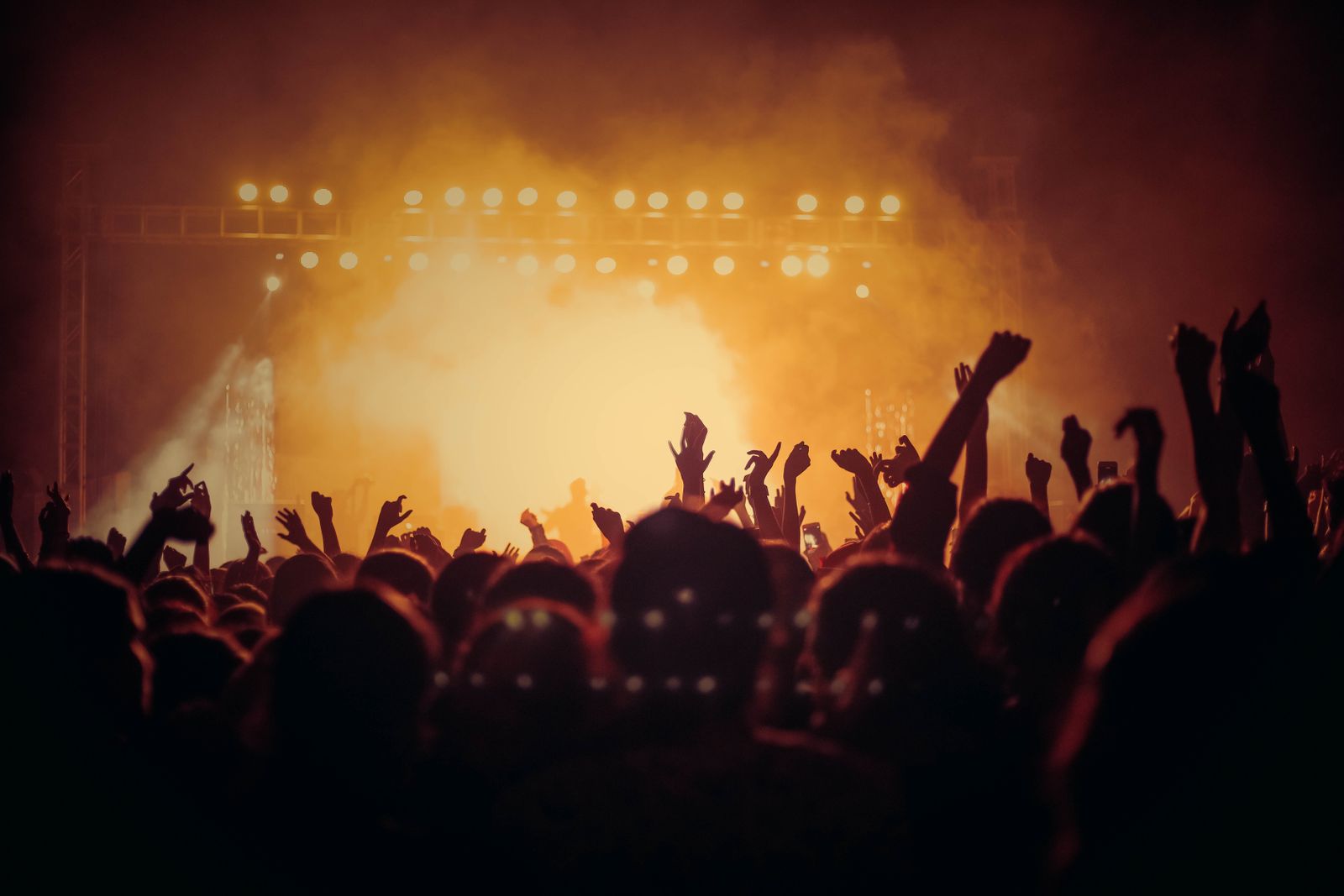 Público frente a un escenario iluminado