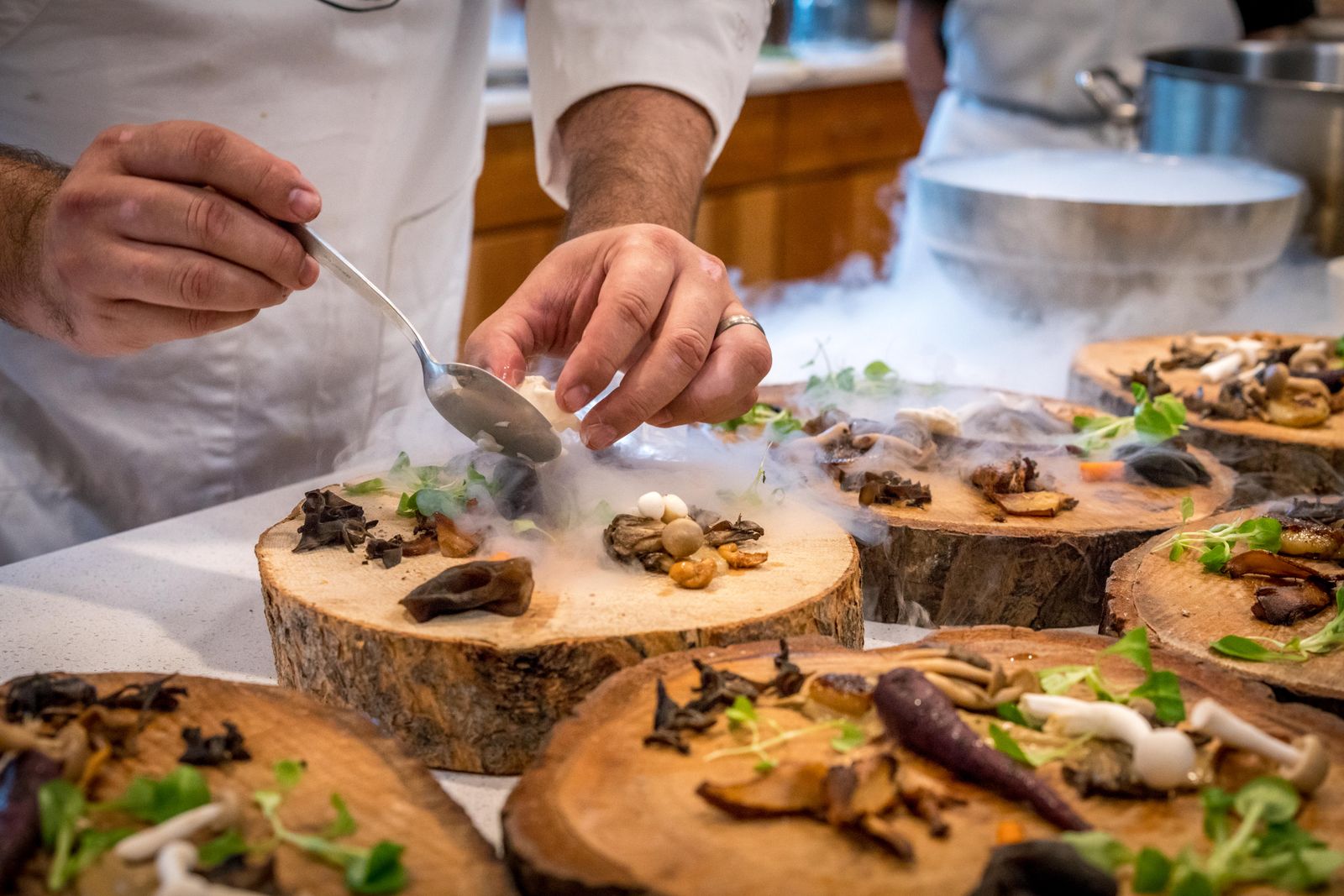 Preparación de alimentos en una cocina