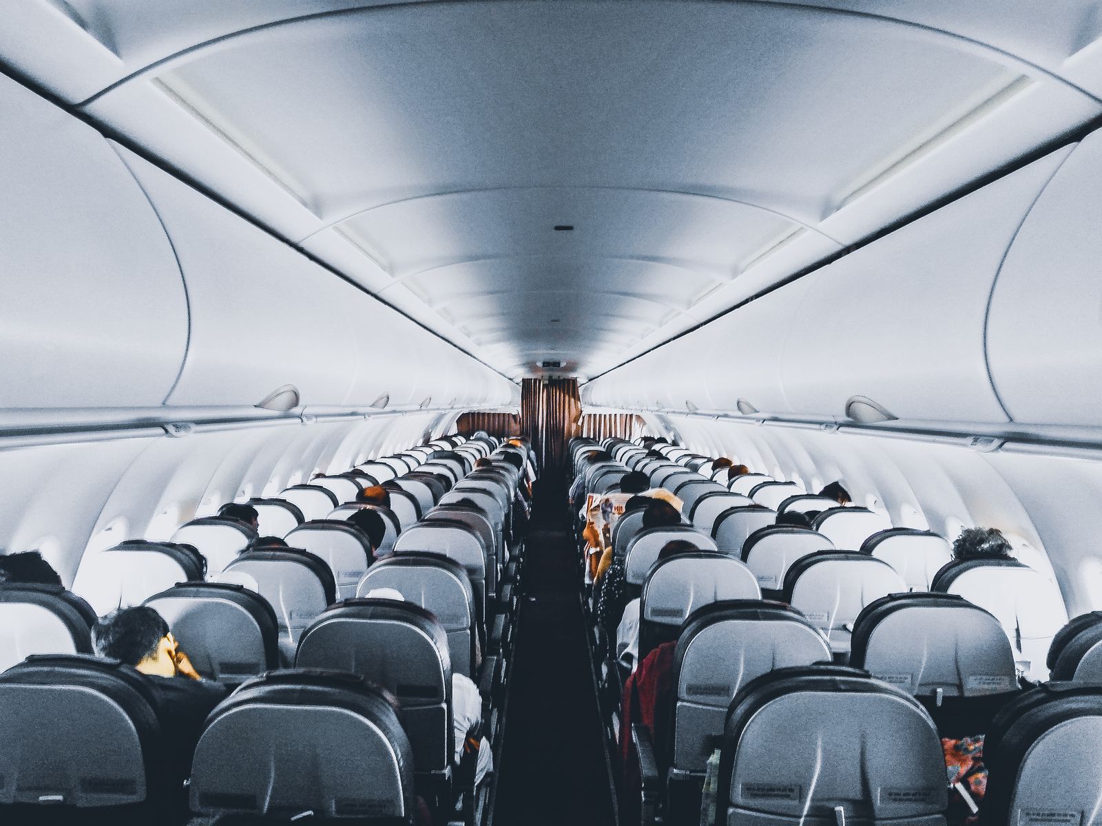 Interior de la cabina de pasajeros de un avión