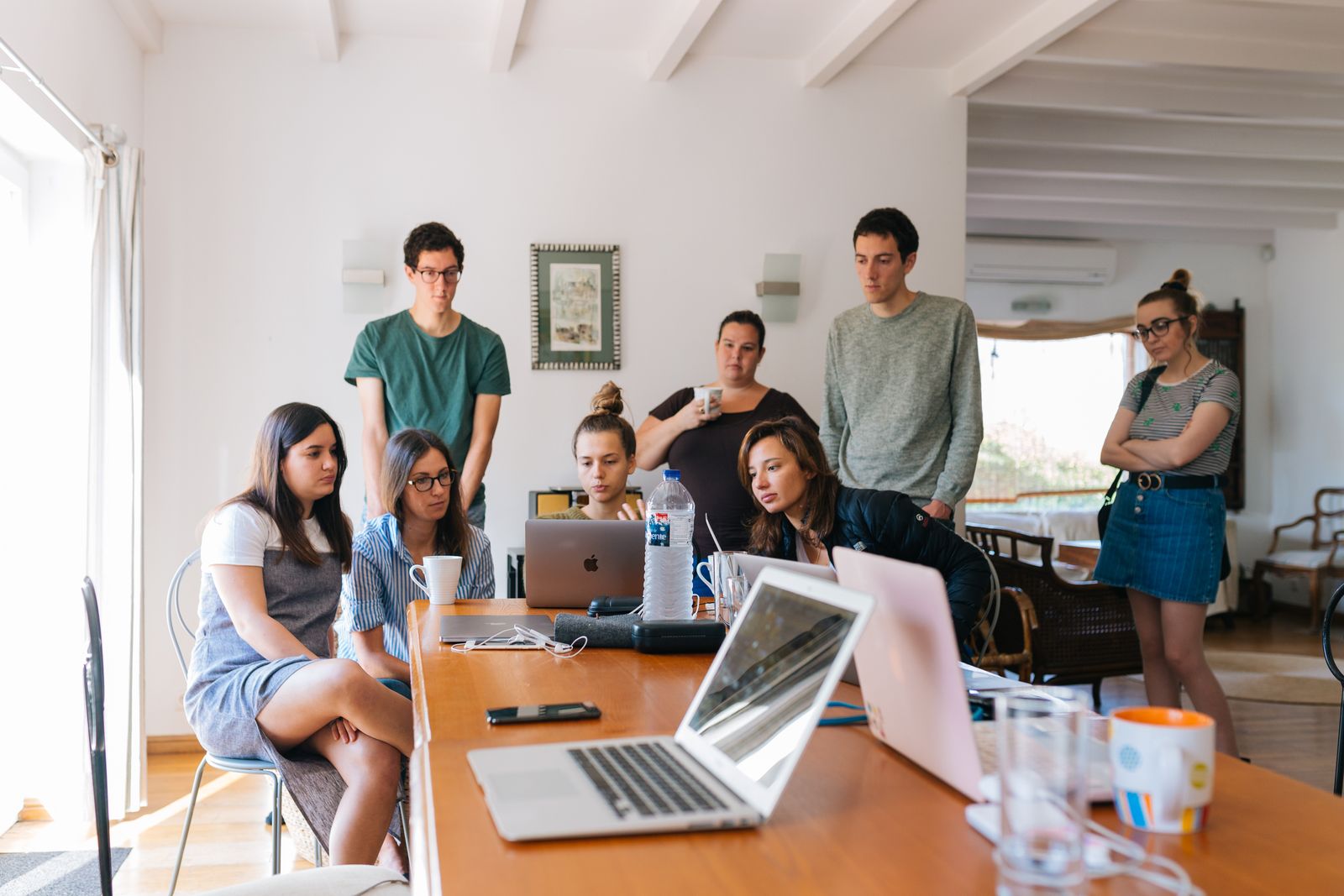 Personas trabajando con computadoras en una reunión