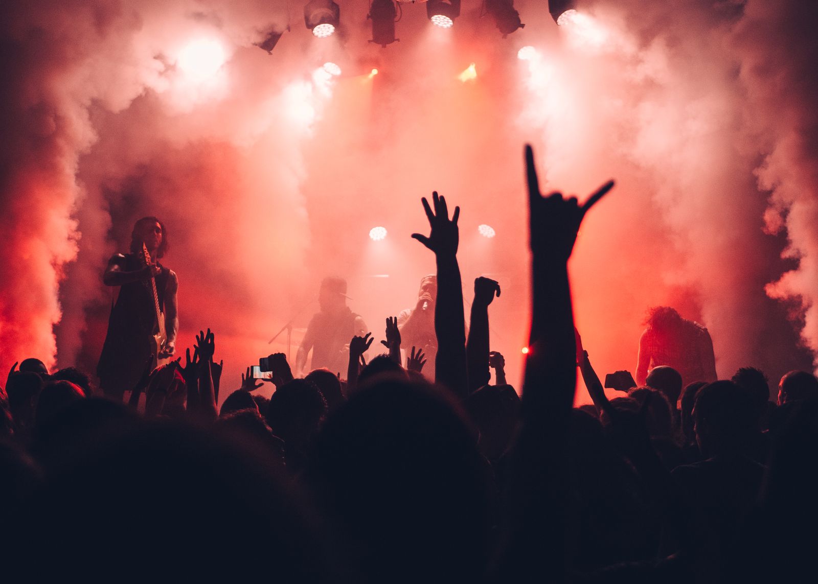 Público de un concierto con iluminación roja