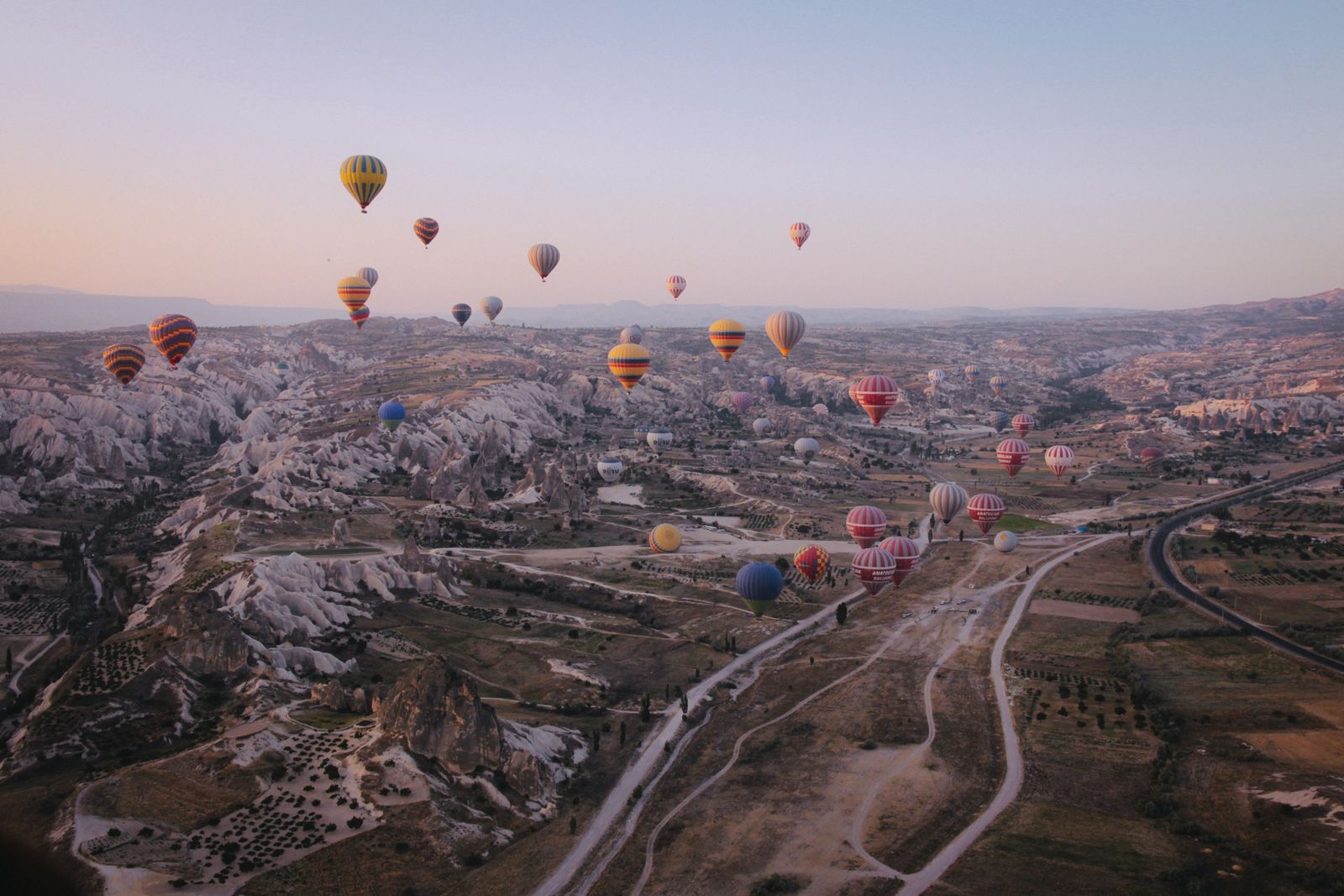 Globos aerostáticos sobre un paisaje