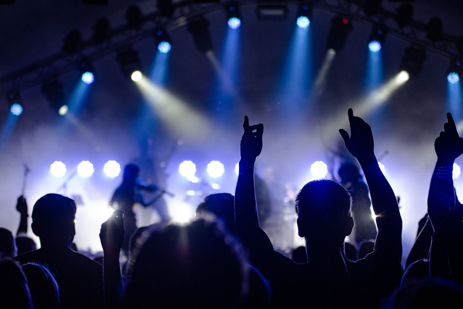 Público de un espectáculo musical con luces azules
