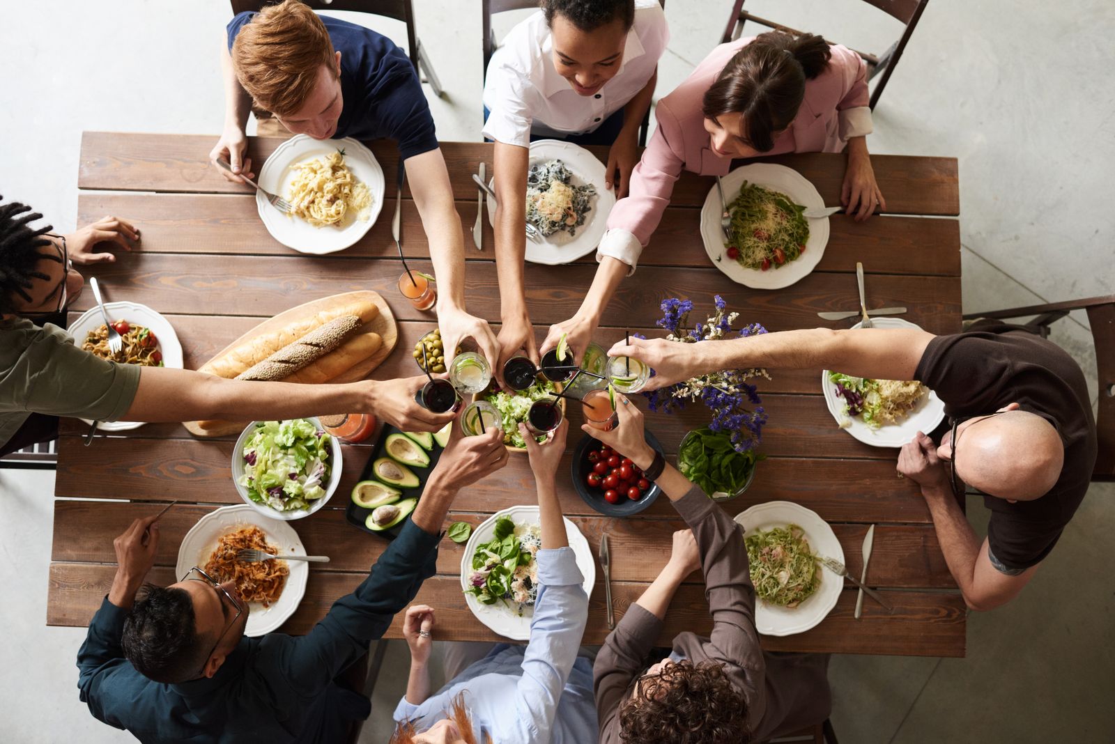 Personas compartiendo una comida alrededor de una mesa