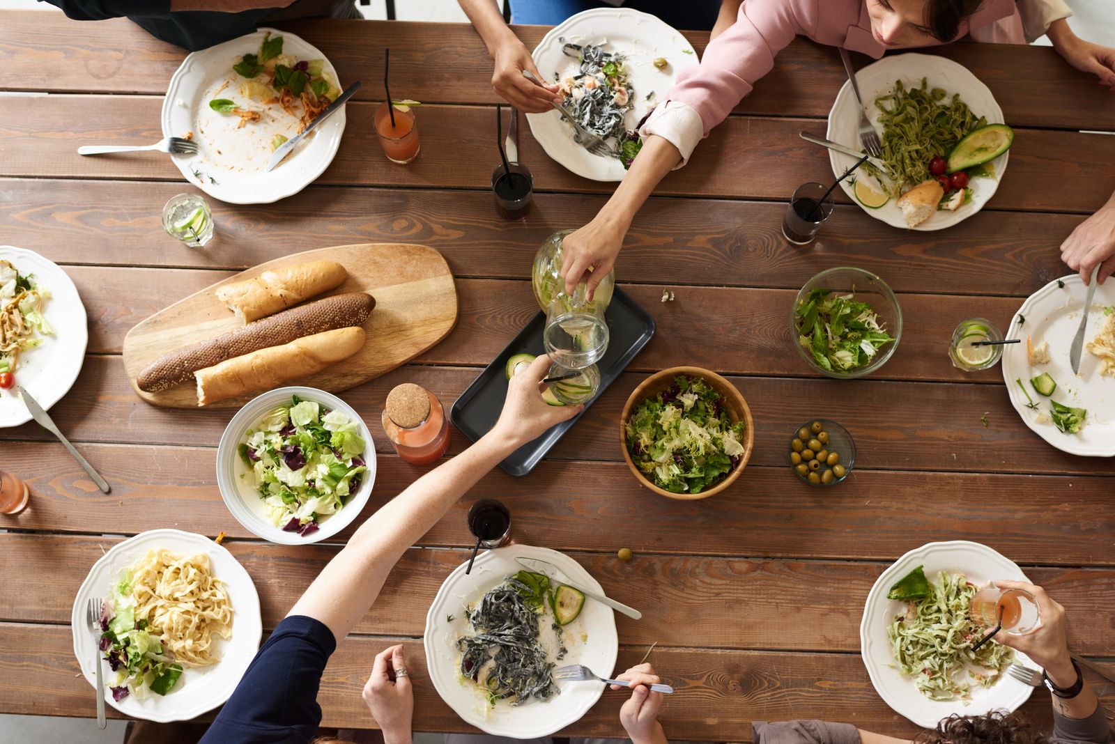 Mesa compartida con varios platos de comida