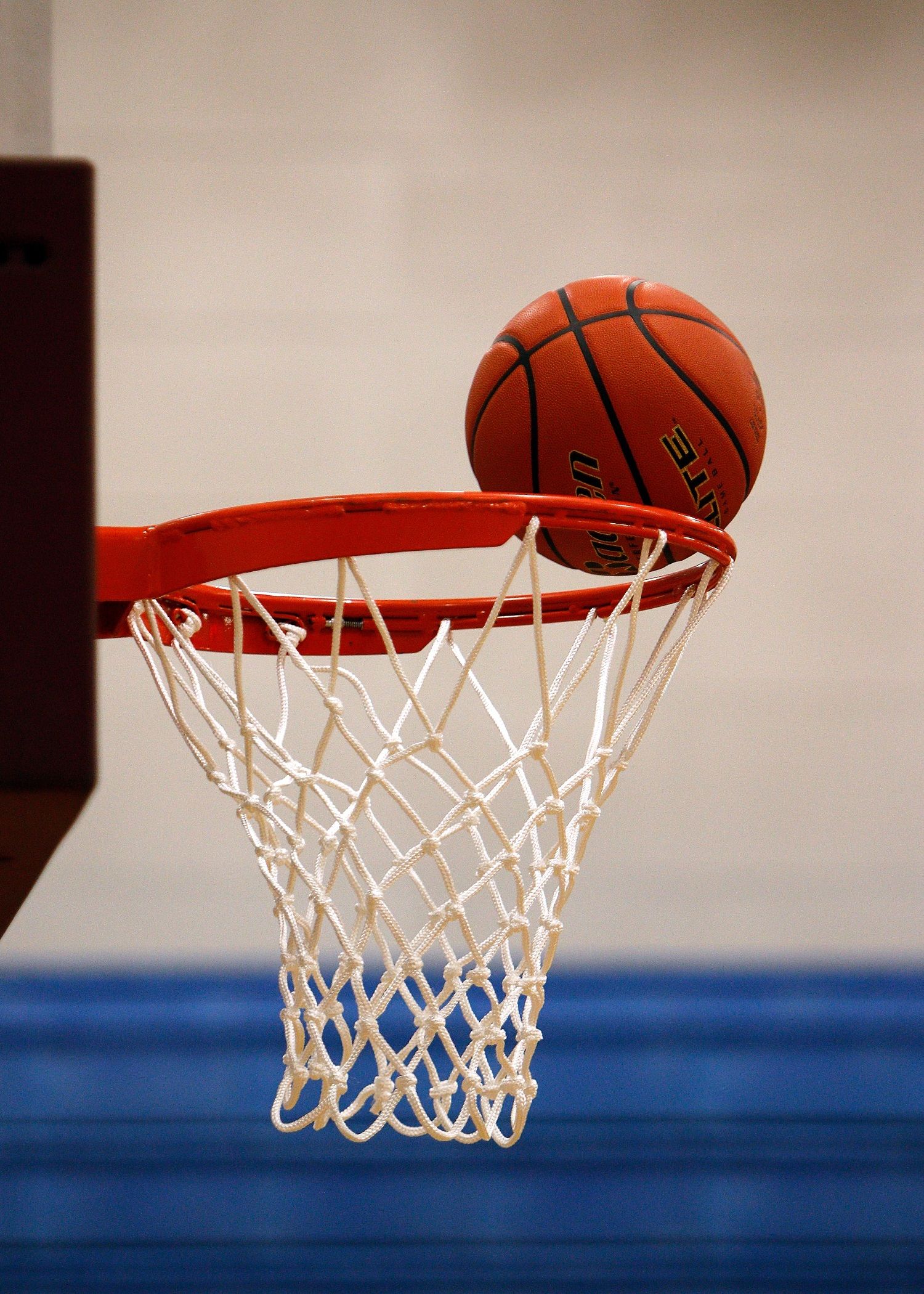 Aro y red de una cancha de básquet