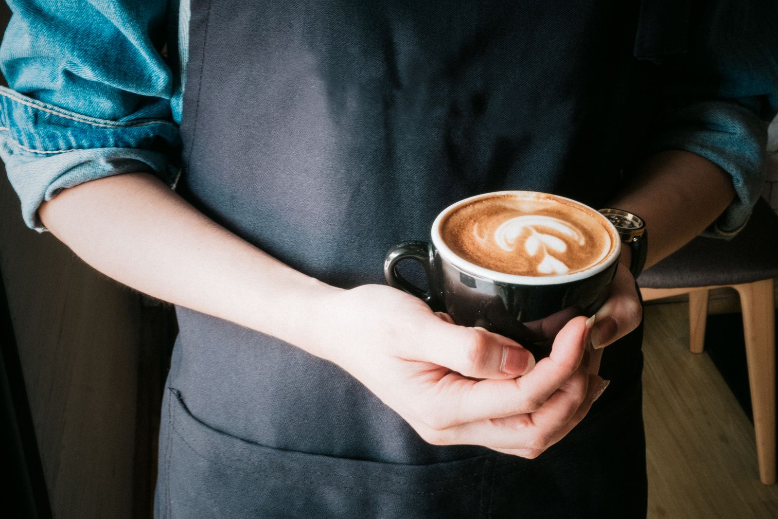 Persona sosteniendo una taza de café