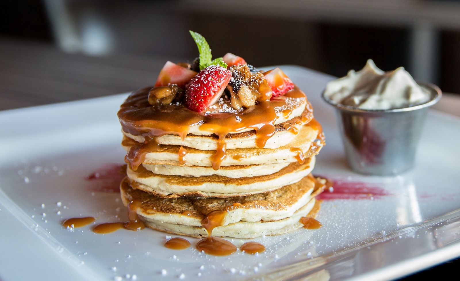 Plato de panqueques con frutas