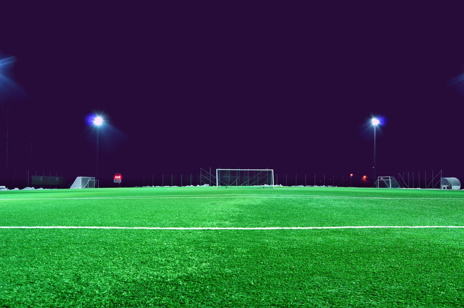 Cancha de fútbol iluminada de noche