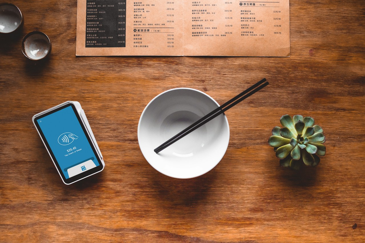 Mesa de cafetería con dispositivo de pago