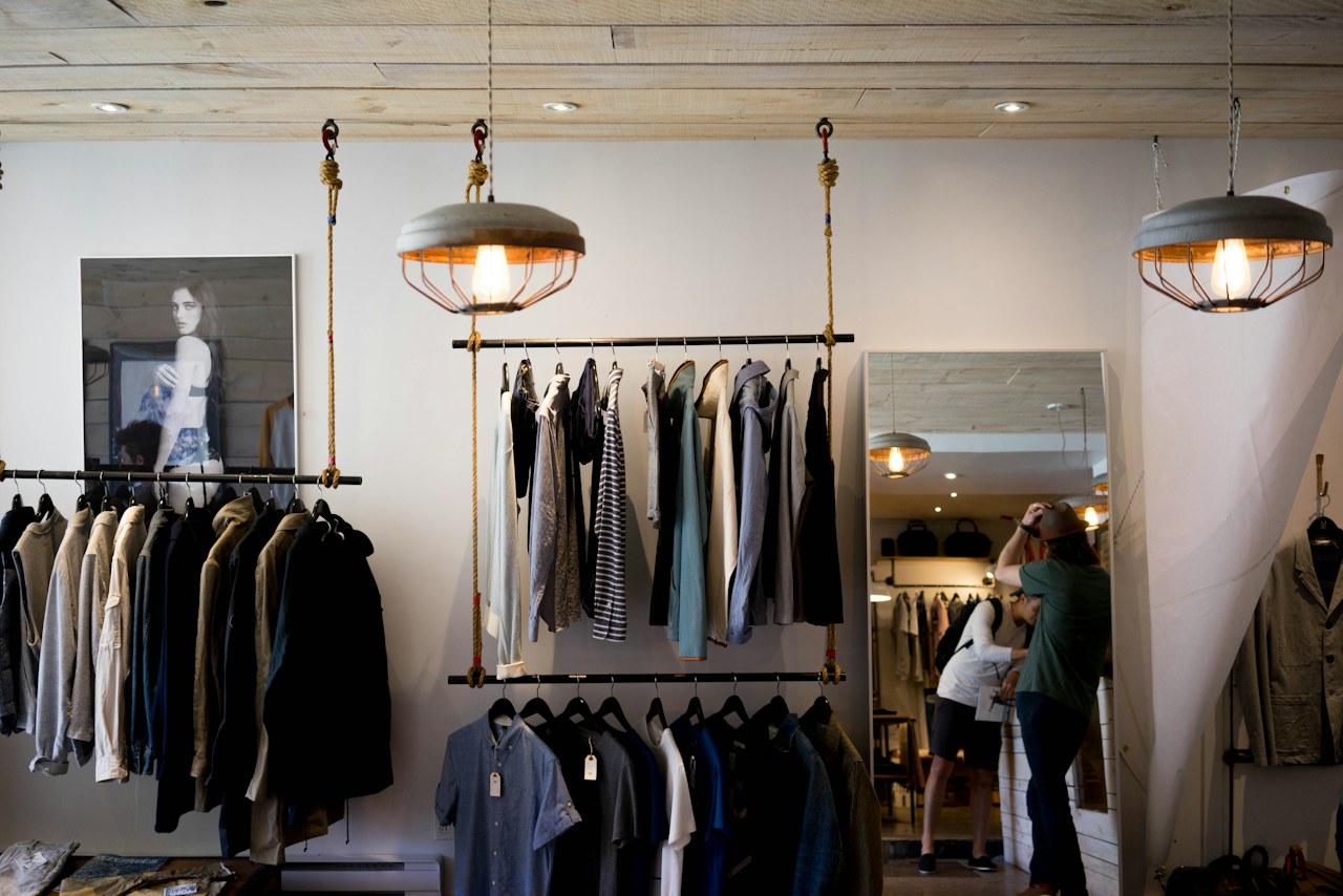 Interior de una tienda de indumentaria