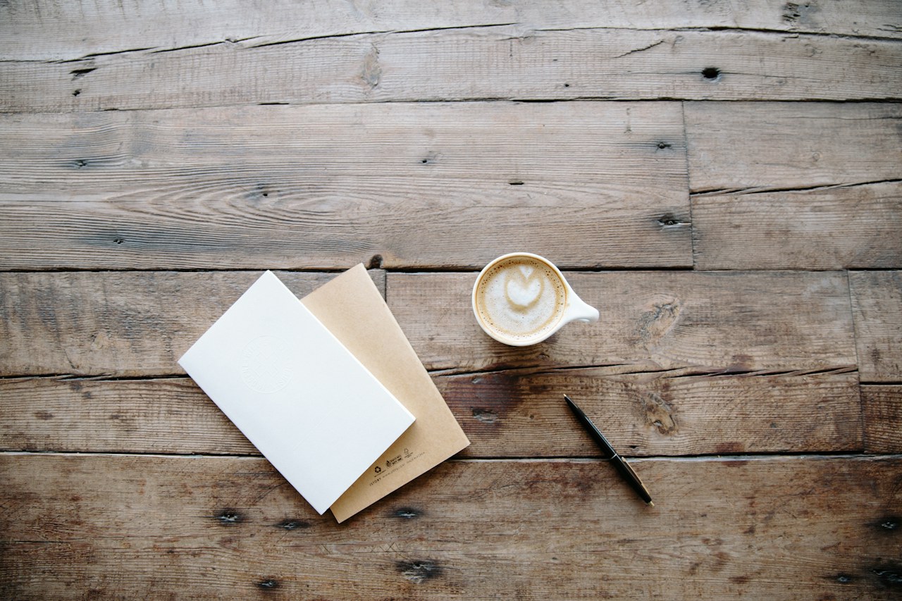 Cuaderno y elementos de trabajo sobre una mesa