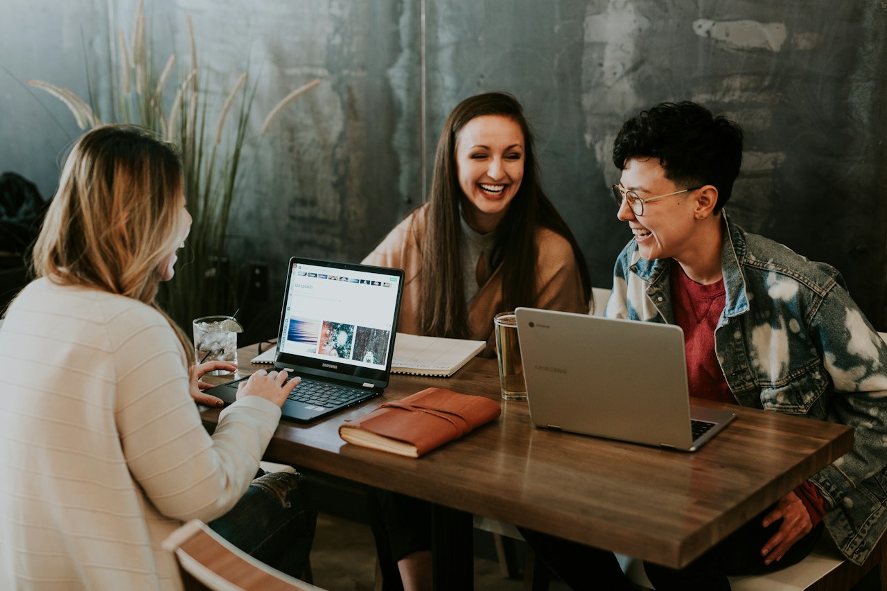 Reunión de trabajo alrededor de una computadora