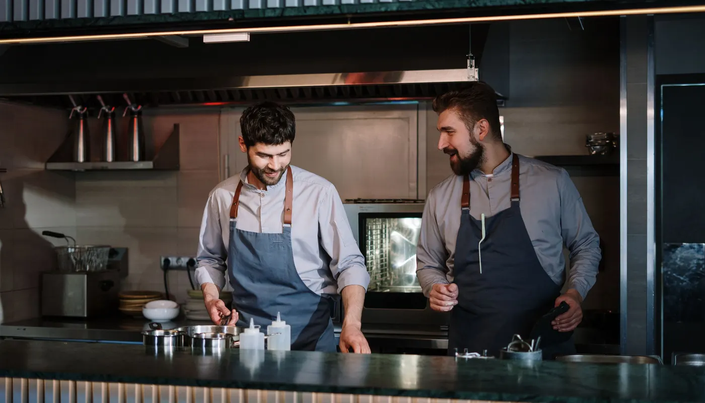 Equipo de cocina coordinando su trabajo