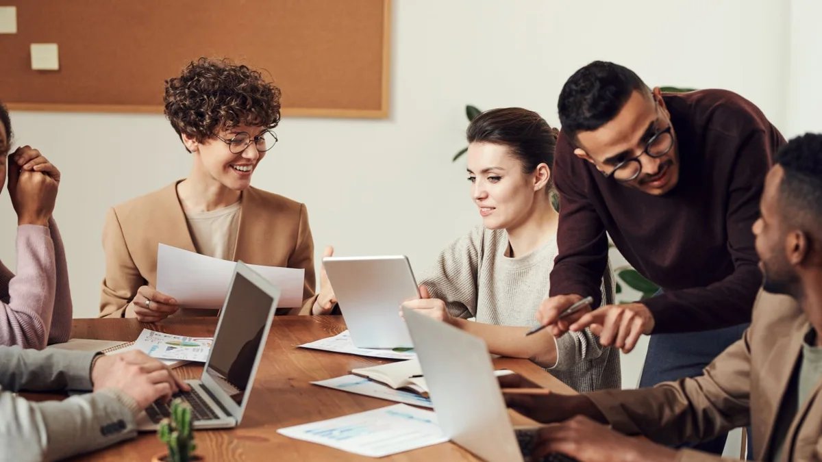 Personas trabajando juntas en una oficina