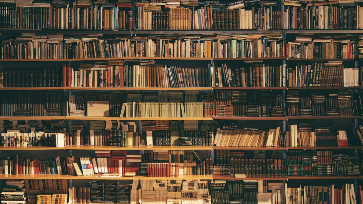 Estantería llena de libros antiguos en una biblioteca