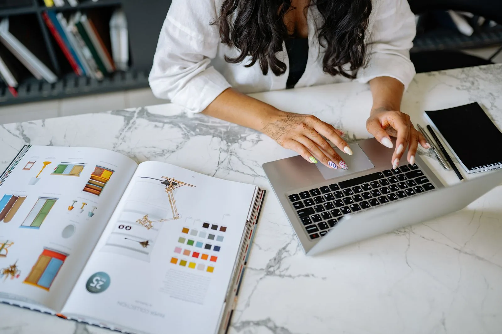 Creadora trabajando en recursos digitales con un computador