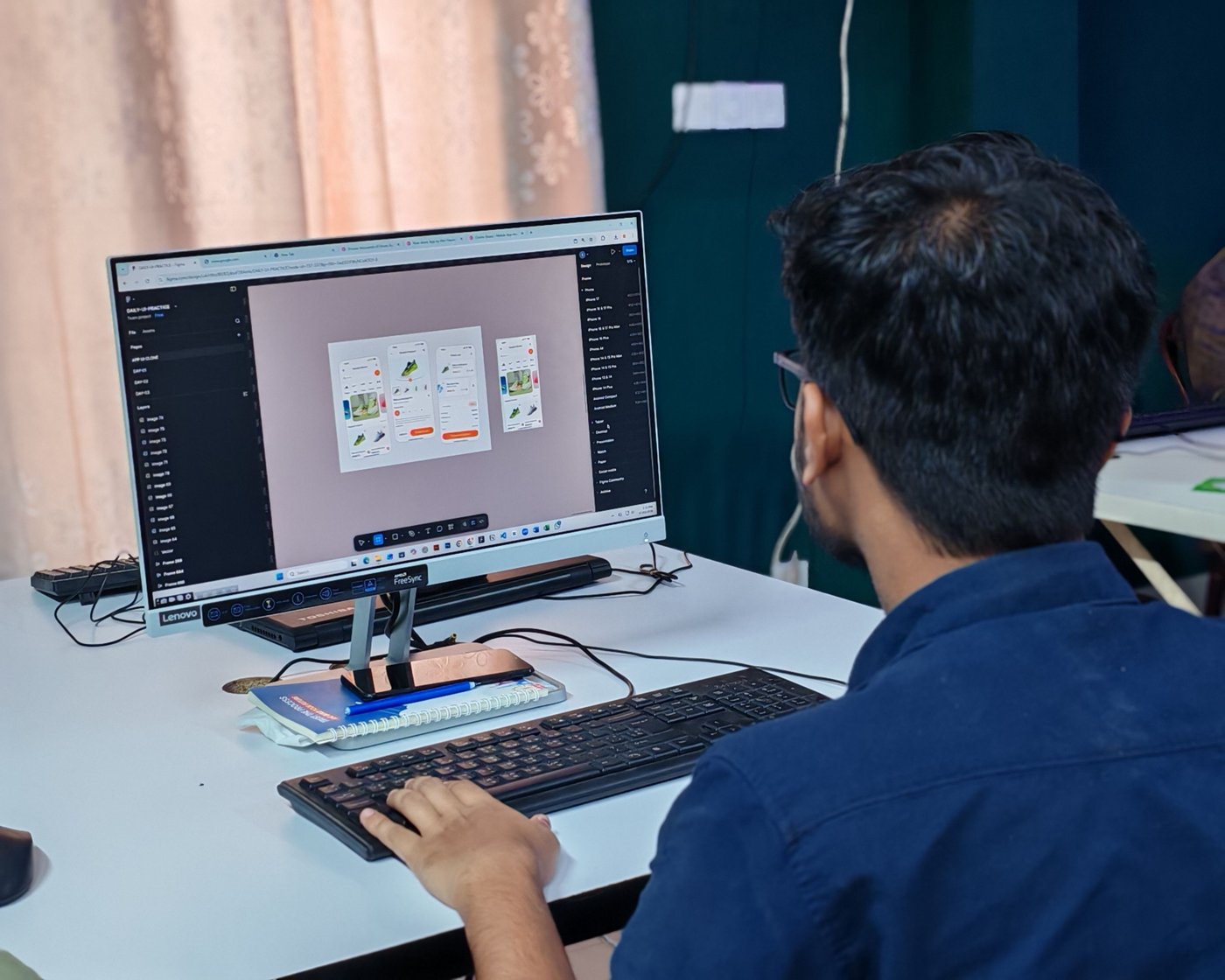 Profesional trabajando en una composición gráfica