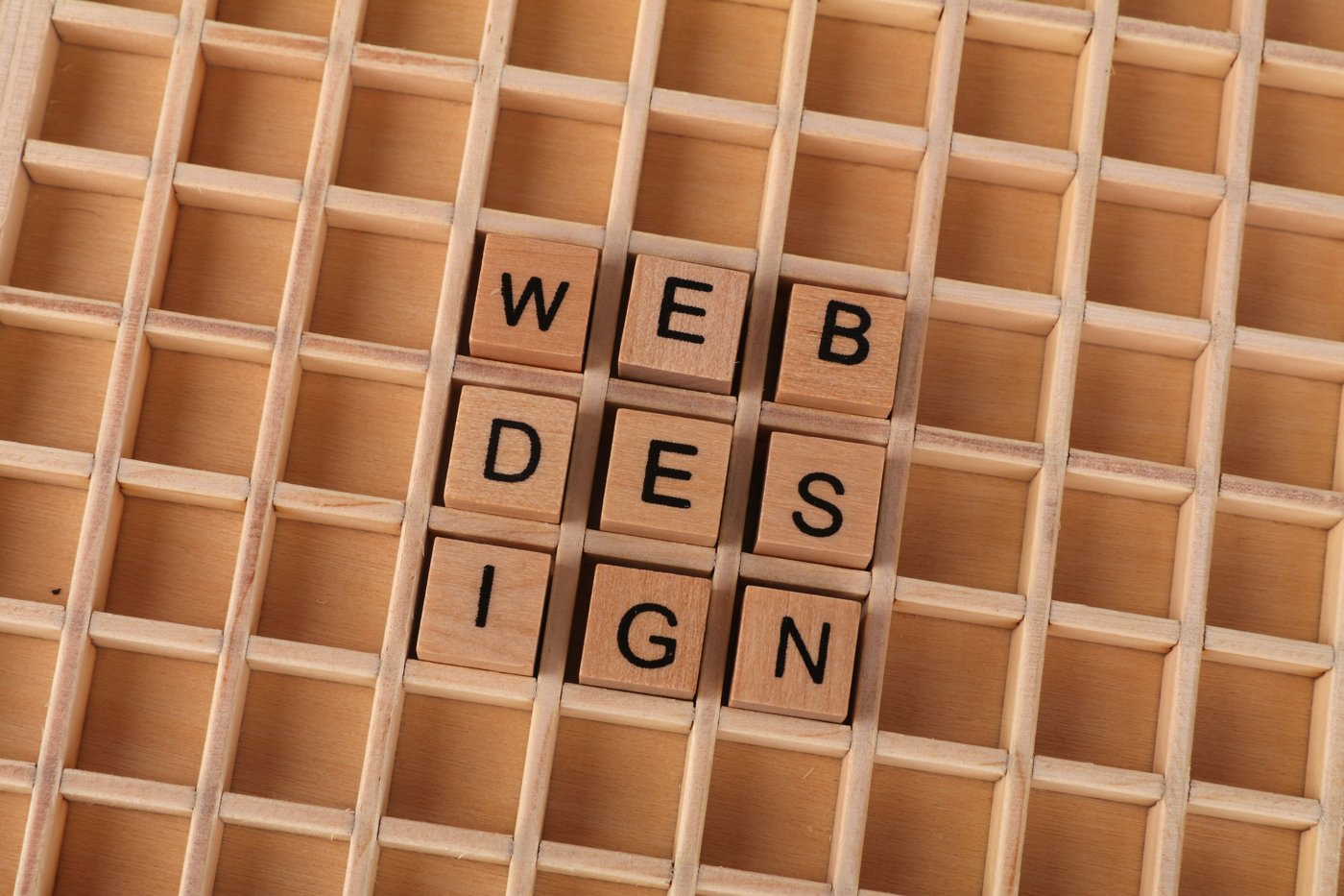 Letras de madeira com a expressão web design