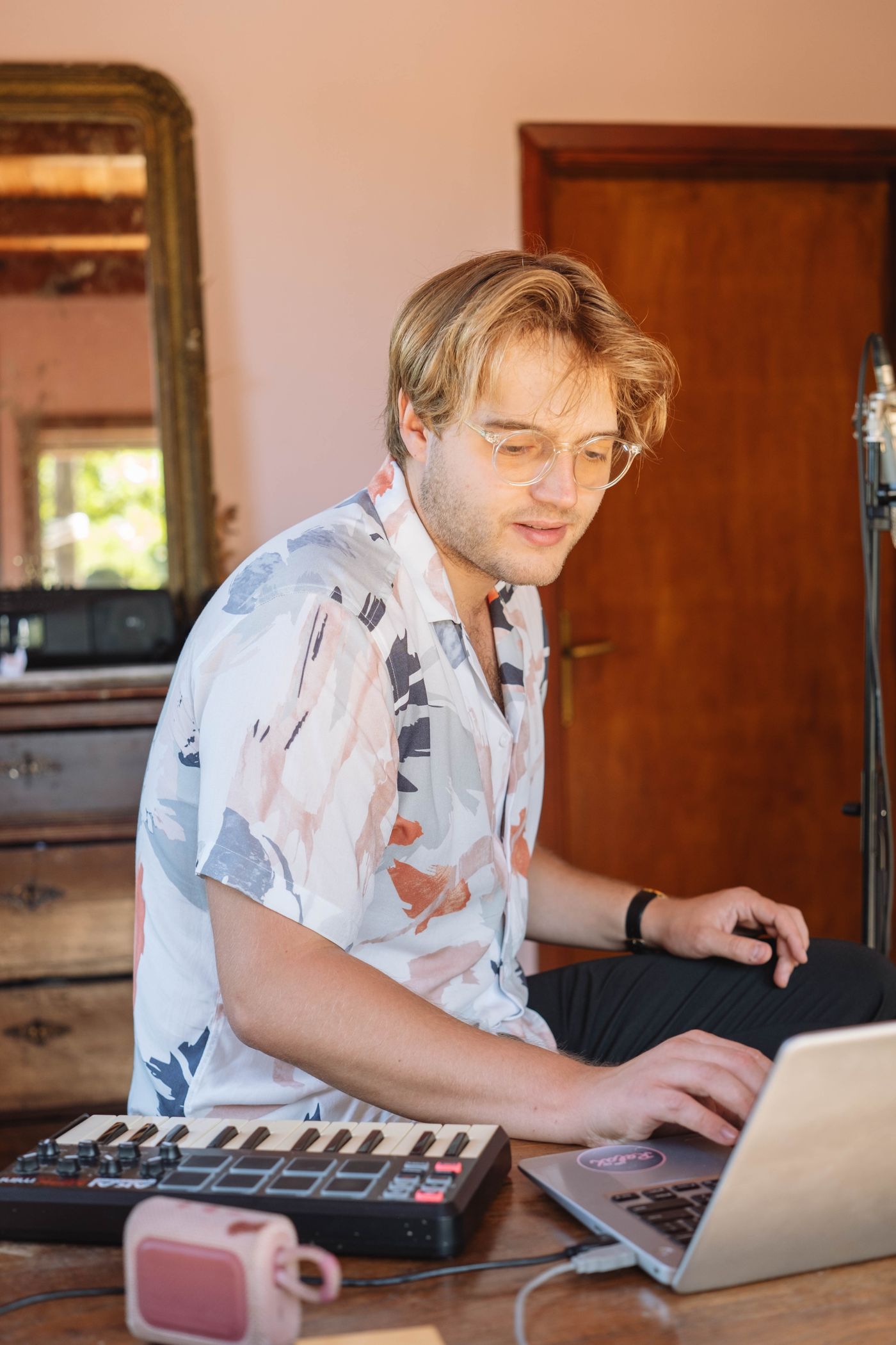 Teclado y computadora en estudio musical