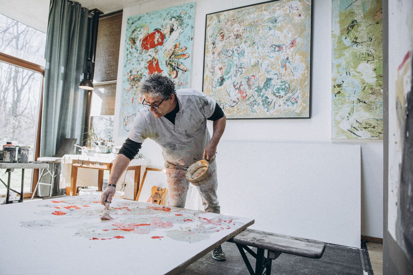 Artista trabajando en su taller