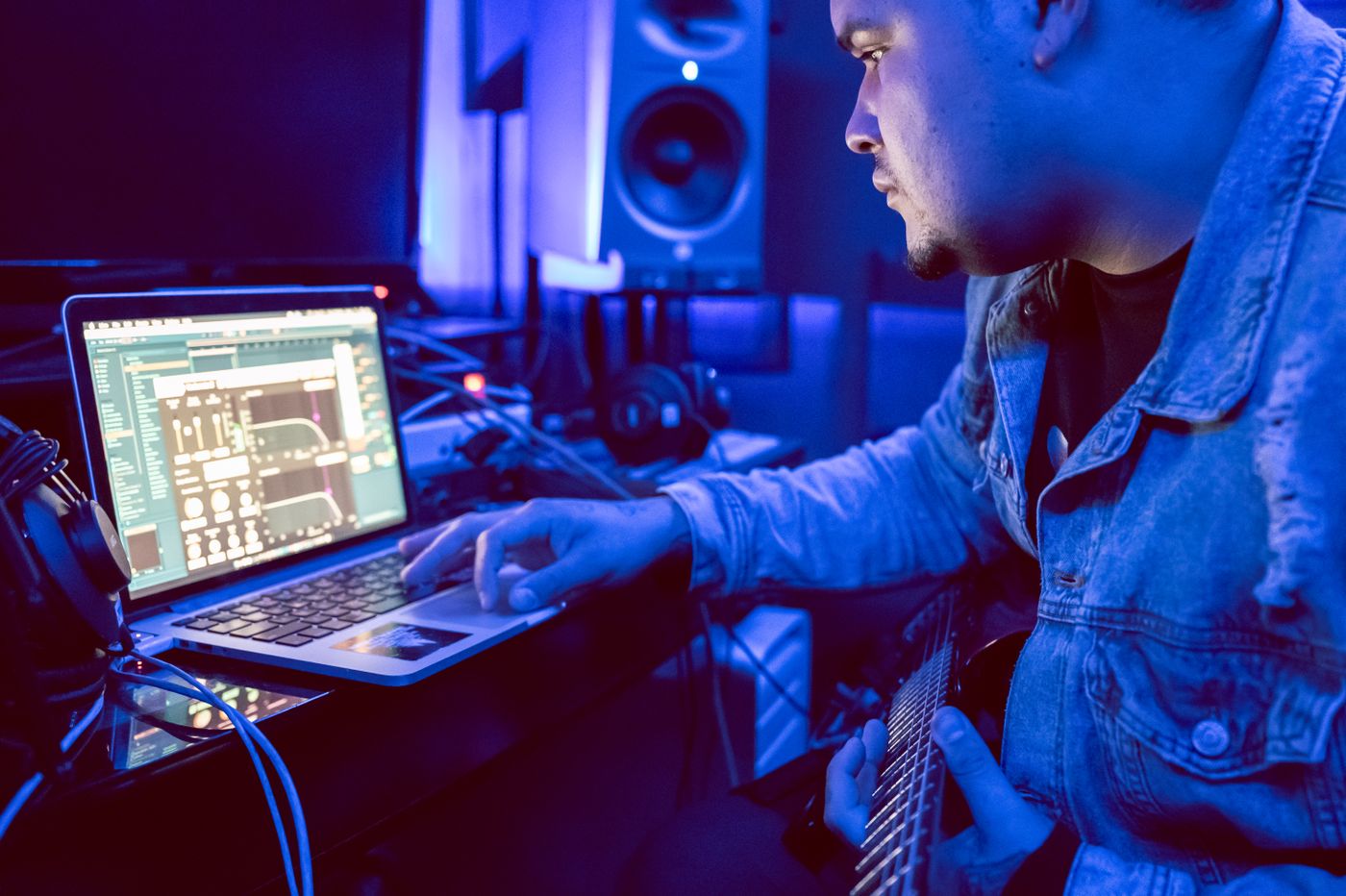 Músico trabajando en estudio de grabación