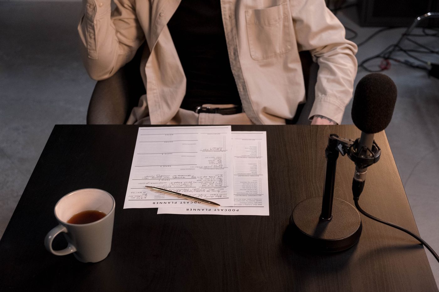 Mesa de trabajo con notas y micrófono