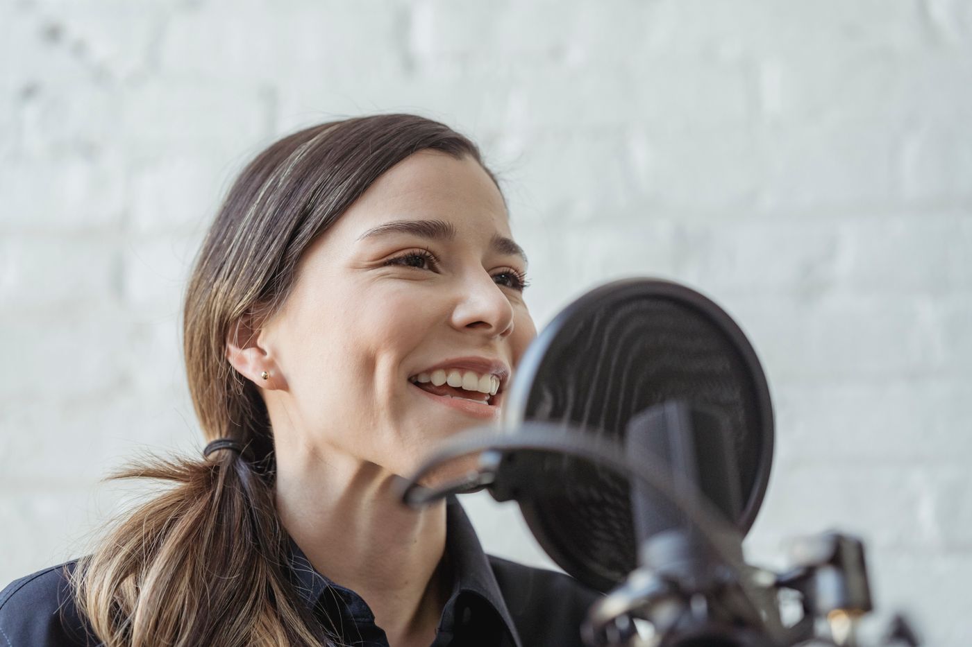 Creadora grabando un podcast