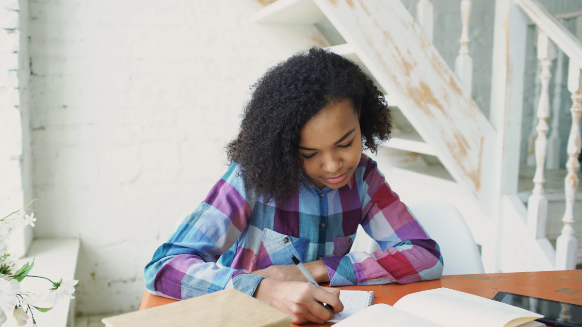 Persona escribiendo en un cuaderno junto a libros